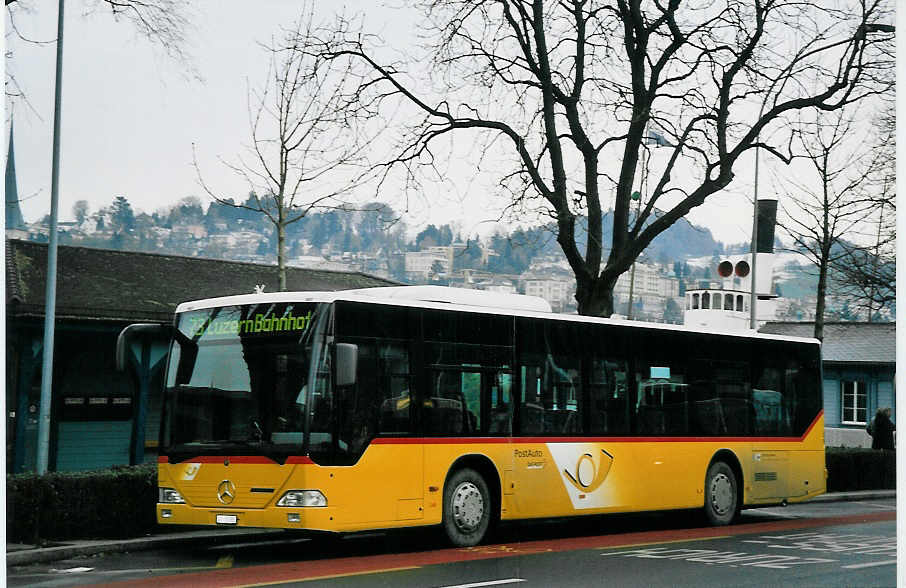 (064'819) - Bucheli, Kriens - Nr. 29/LU 15'085 - Mercedes am 27. Dezember 2003 beim Bahnhof Luzern