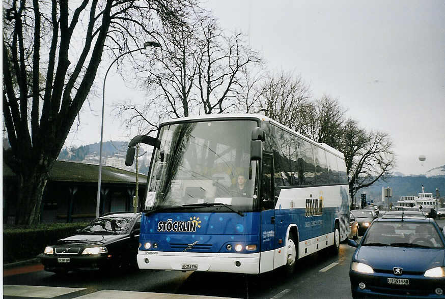 (064'901) - Stcklin, Wettingen - AG 246'796 - Volvo am 27. Dezember 2003 beim Bahnhof Luzern