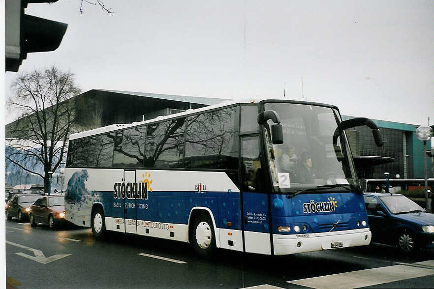 (064'902) - Stcklin, Wettingen - AG 246'796 - Volvo am 27. Dezember 2003 beim Bahnhof Luzern