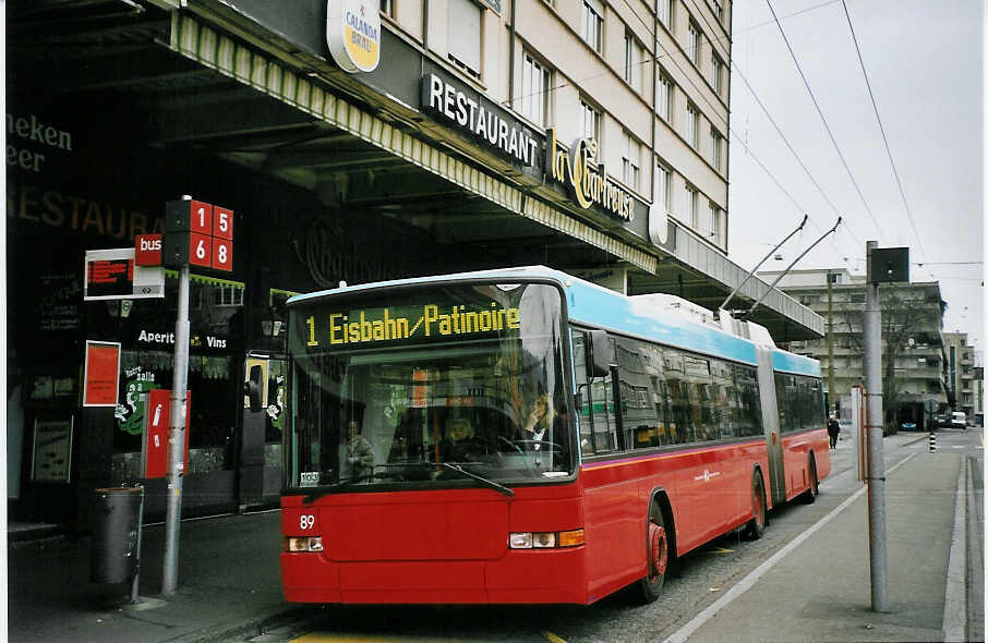 (064'925) - VB Biel - Nr. 89 - NAW/Hess Gelenktrolleybus am 30. Dezember 2003 beim Bahnhof Biel