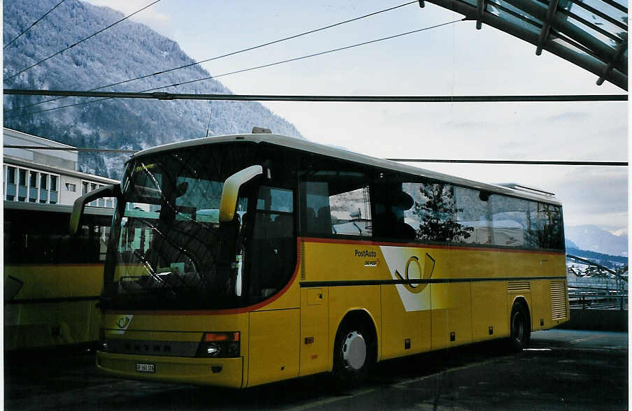 (065'004) - PostAuto Graubnden - GR 160'326 - Setra am 1. Januar 2004 in Chur, Postautostation