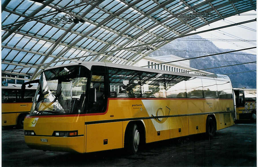 (065'018) - PostAuto Graubnden - GR 100'975 - Neoplan (ex P 25'132) am 1. Januar 2004 in Chur, Postautostation