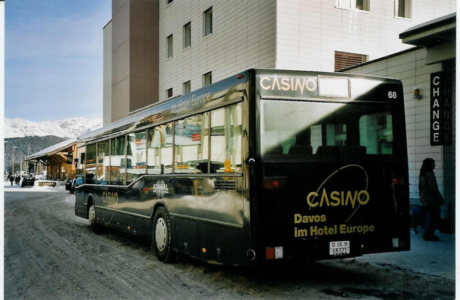 (065'022) - VBD Davos - Nr. 8/GR 88'321 - Mercedes am 1. Januar 2004 beim Bahnhof Davos-Dorf