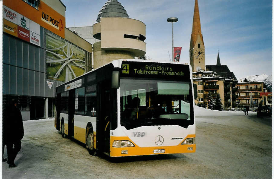 (065'028) - VBD Davos - Nr. 9/GR 37 - Mercedes am 1. Januar 2004 beim Bahnhof Davos-Platz