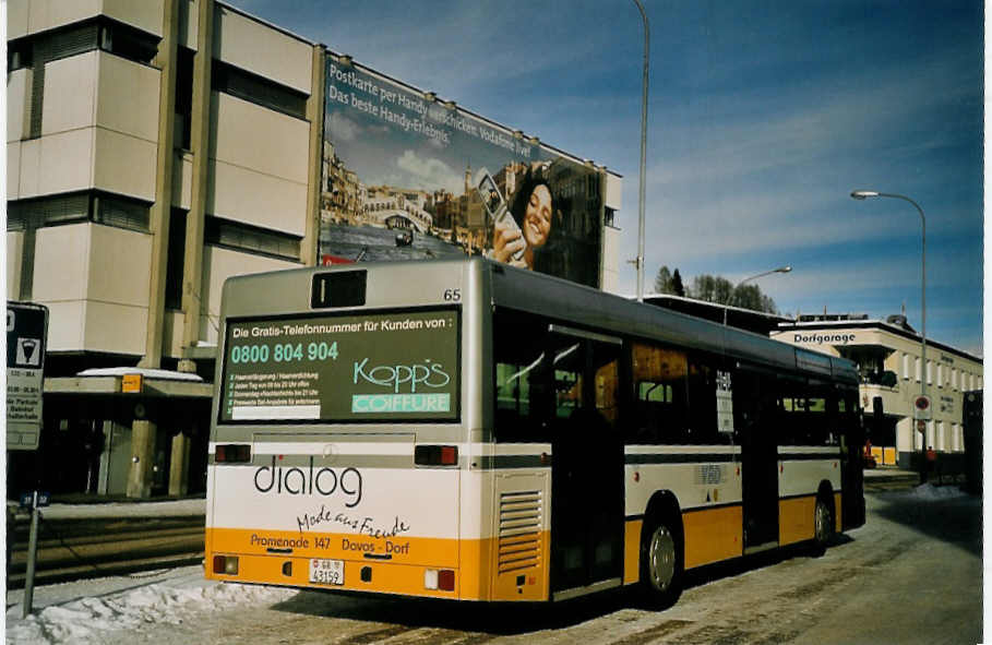 (065'031) - VBD Davos - Nr. 5/GR 43'159 - Mercedes am 1. Januar 2004 beim Bahnhof Davos-Dorf