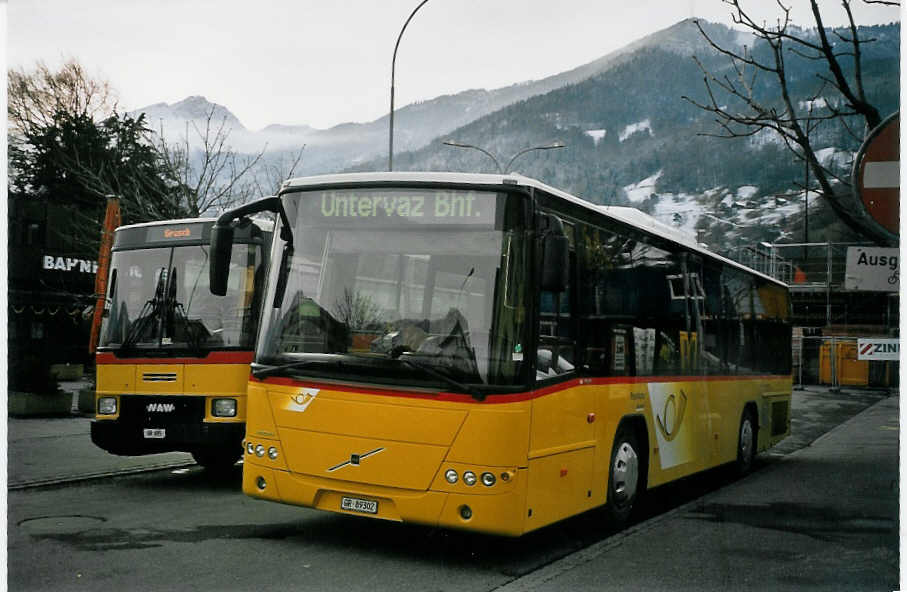 (065'102) - Luk, Grsch - GR 89'302 - Volvo am 1. Januar 2004 beim Bahnhof Landquart