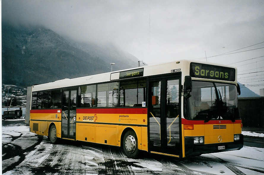 (065'106) - Schett, Sargans - SG 141'880 - Mercedes am 1. Januar 2004 beim Bahnhof Sargans