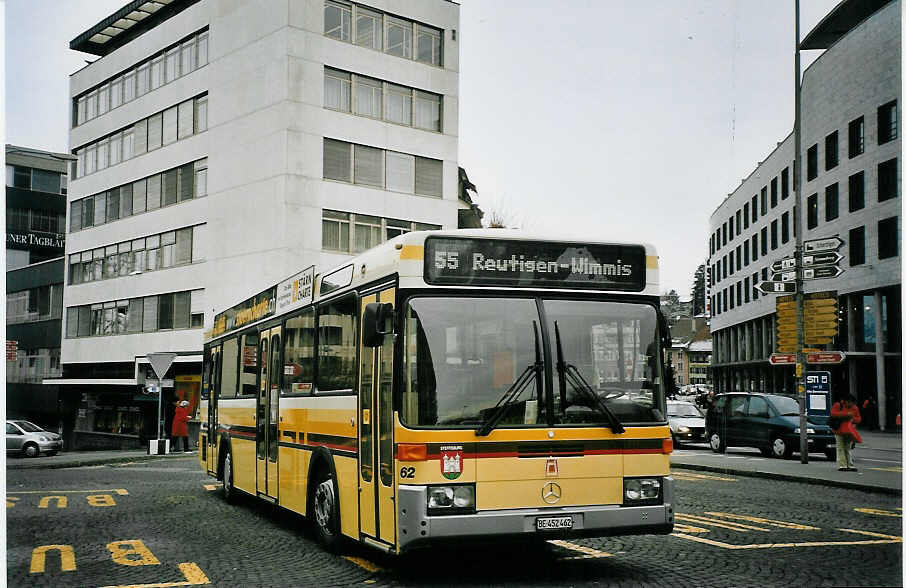 (065'113) - STI Thun - Nr. 62/BE 452'462 - Mercedes/R&J am 5. Januar 2004 beim Bahnhof Thun