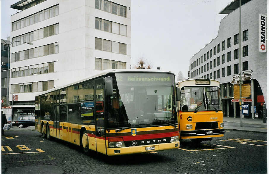 (065'117) - STI Thun - Nr. 79/BE 285'779 - Setra am 7. Januar 2004 beim Bahnhof Thun