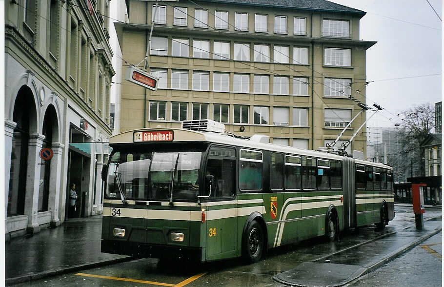 (065'126) - SVB Bern - Nr. 34 - FBW/Gangloff Gelenktrolleybus am 18. Januar 2004 beim Bahnhof Bern
