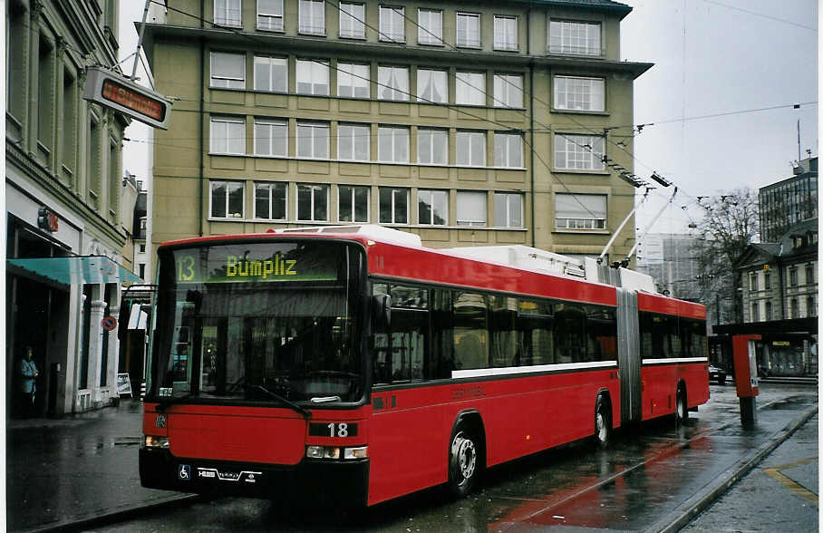 (065'128) - Bernmobil, Bern - Nr. 18 - NAW/Hess Gelenktrolleybus am 18. Januar 2004 beim Bahnhof Bern