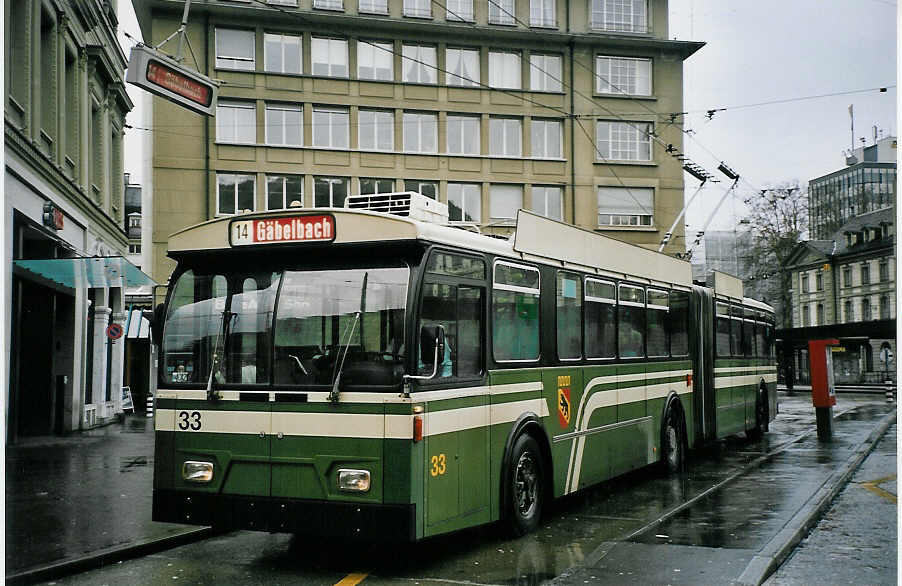(065'129) - SVB Bern - Nr. 33 - FBW/Hess Gelenktrolleybus am 18. Januar 2004 beim Bahnhof Bern