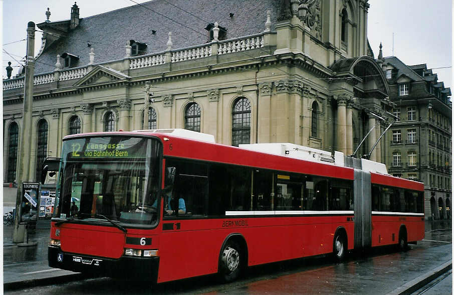(065'130) - Bernmobil, Bern - Nr. 6 - NAW/Hess Gelenktrolleybus am 18. Januar 2004 beim Bahnhof Bern