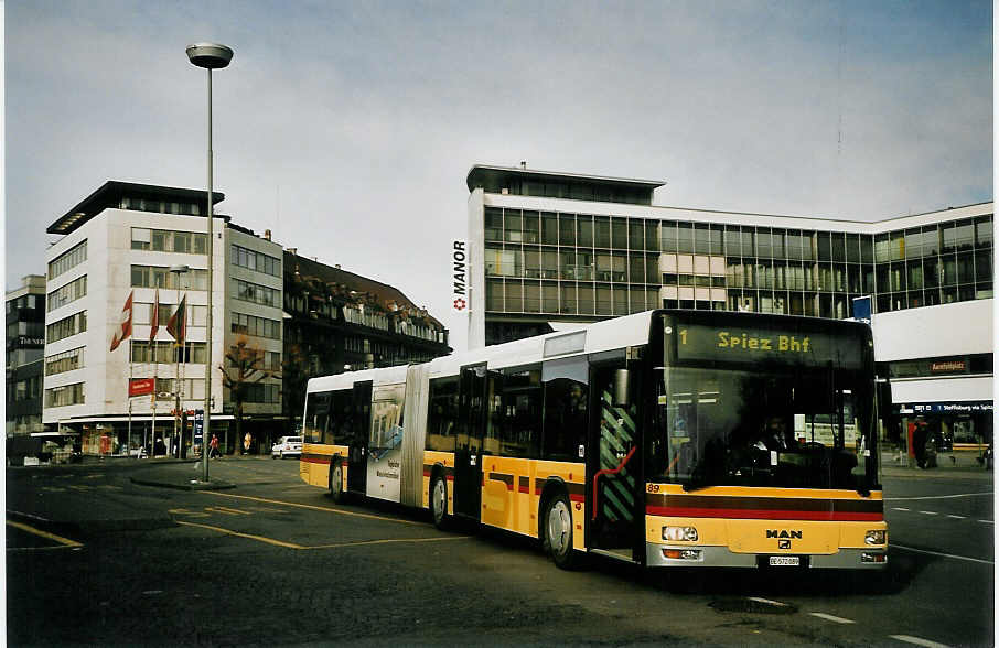 (065'227) - STI Thun - Nr. 89/BE 572'089 - MAN am 2. Februar 2004 beim Bahnhof Thun