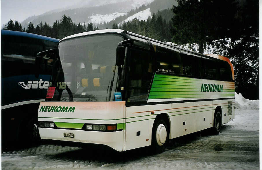 (065'315) - Neukomm, Horboden - BE 85'499 - Neoplan am 7. Februar 2004 in Adelboden, Unter dem Birg