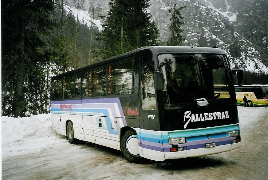 (065'316) - Ballestraz, Grne - VS 141'494 - Renault am 7. Februar 2004 in Adelboden, Unter dem Birg