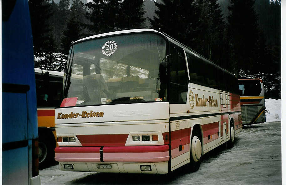 (065'325) - Kander-Reisen, Frutigen - Nr. 4/BE 19'376 - Neoplan am 7. Februar 2004 in Adelboden, Unter dem Birg
