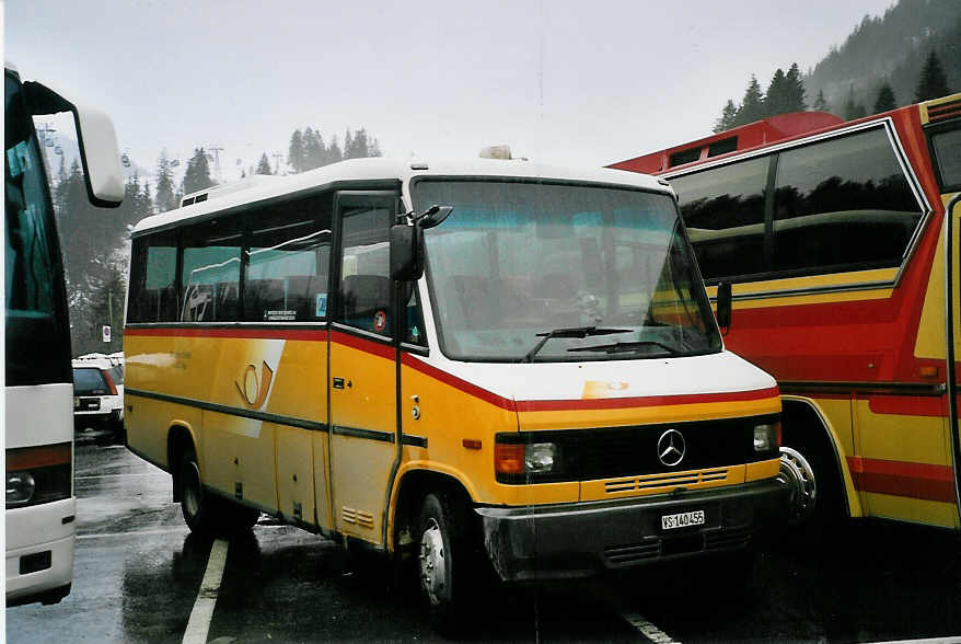 (065'412) - Autotour, Visp - VS 140'455 - Mercedes am 7. Februar 2004 in Adelboden, Mineralquelle