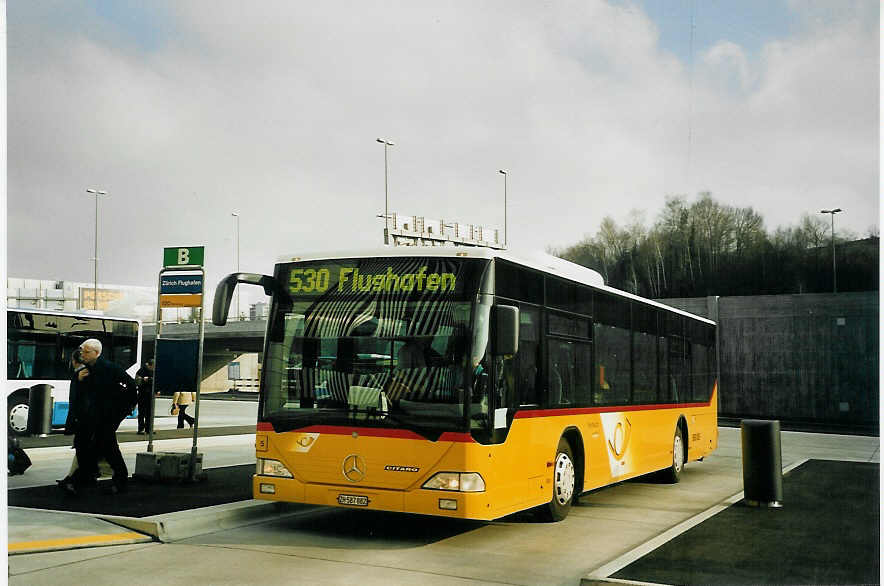 (065'512) - PostAuto Zrich - Nr. 5/ZH 587'882 - Mercedes am 16. Februar 2004 in Zrich, Flughafen