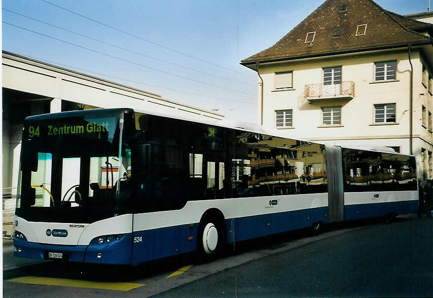 (065'534) - VBZ Zrich - Nr. 524/ZH 726'524 - Neoplan am 16. Februar 2004 beim Bahnhof Zrich-Oerlikon
