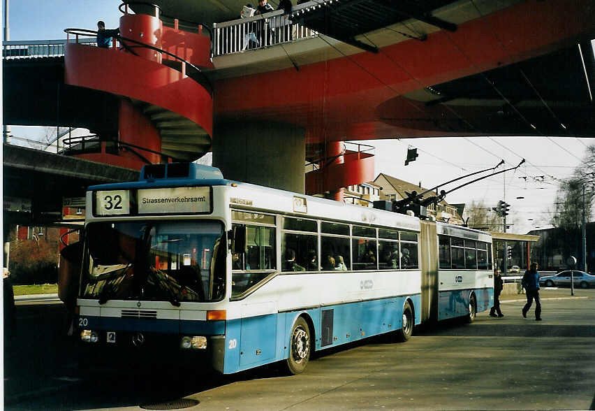 (065'613) - VBZ Zrich - Nr. 20 - Mercedes Gelenktrolleybus am 16. Februar 2004 in Zrich, Bucheggplatz