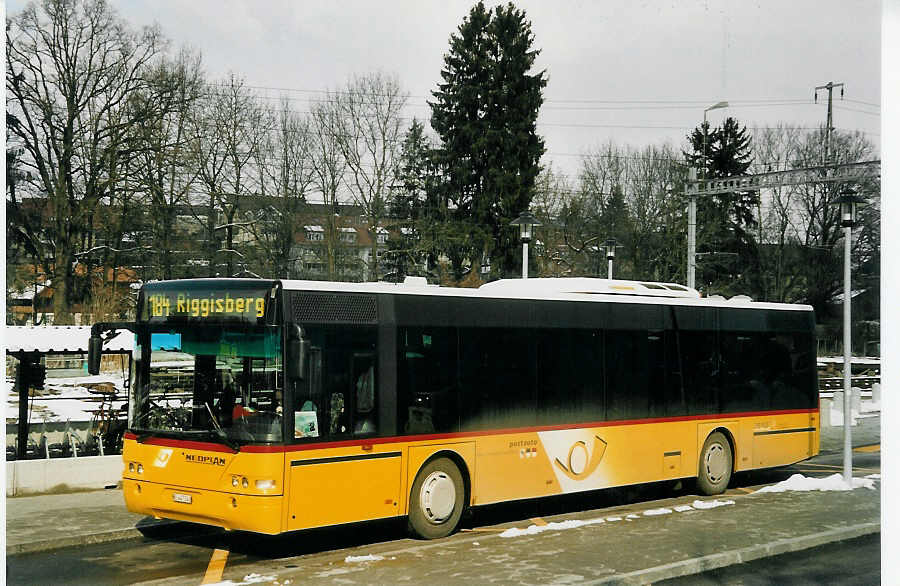 (065'814) - Engeloch, Riggisberg - Nr. 9/BE 447'240 - Neoplan am 29. Februar 2004 beim Bahnhof Schwarzenburg
