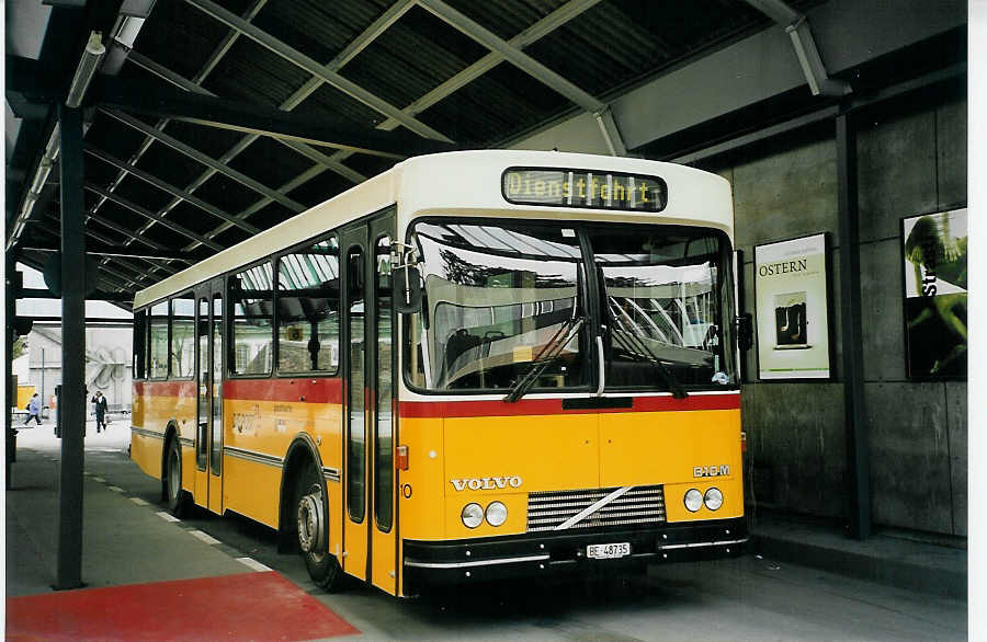 (065'925) - Steiner, Ortschwaben - Nr. 10/BE 48'735 - Volvo/Lauber am 8. Mrz 2004 in Bern, Postautostation