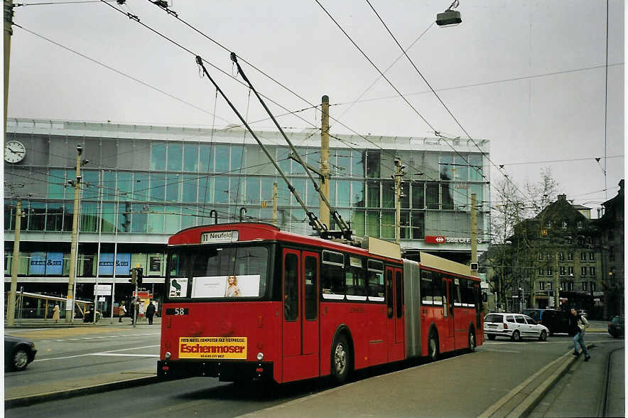 (065'935) - Bernmobil, Bern - Nr. 58 - FBW/Hess Gelenktrolleybus am 8. Mrz 2004 beim Bahnhof Bern