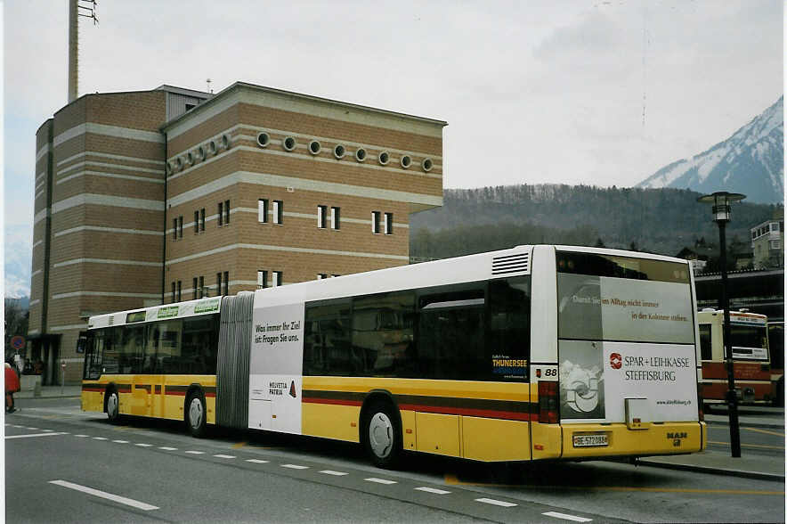 (066'036) - STI Thun - Nr. 88/BE 572'088 - MAN am 19. Mrz 2004 beim Bahnhof Spiez