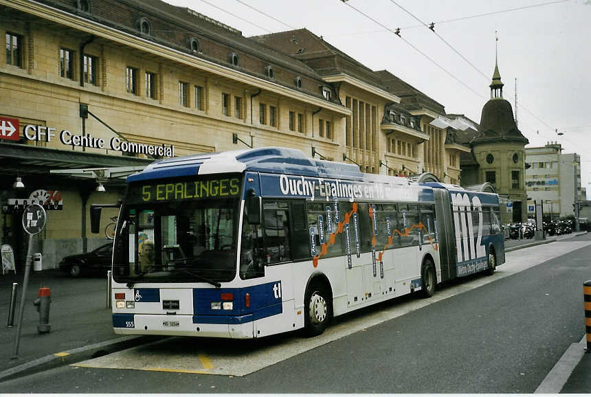 (066'206) - TL Lausanne - Nr. 555/VD 1654 - Van Hool am 21. Mrz 2004 beim Bahnhof Lausanne