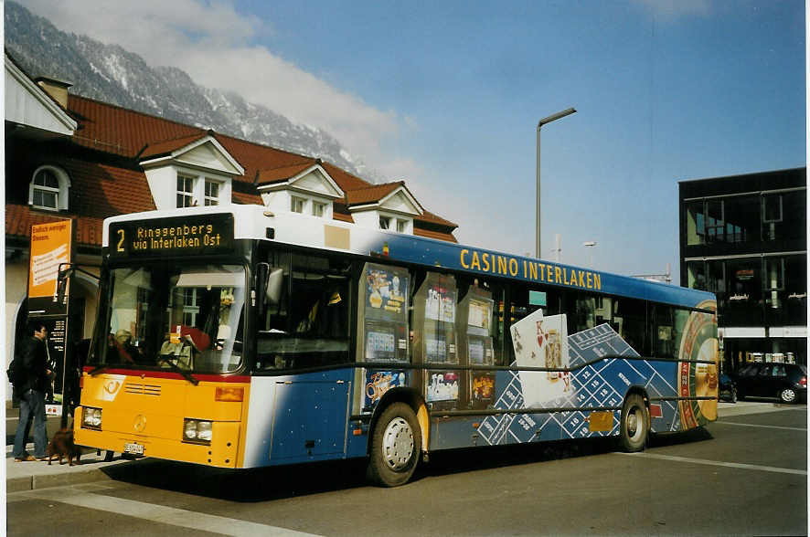 (066'334) - PostAuto Berner Oberland - BE 614'047 - Mercedes (ex P 25'593) am 27. Mrz 2004 beim Bahnhof Interlaken Ost