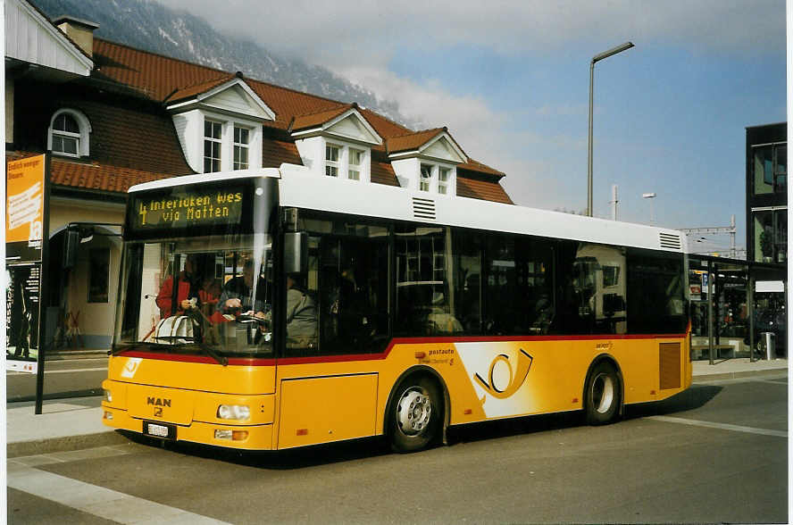 (066'336) - PostAuto Berner Oberland - BE 615'388 - MAN/Gppel (ex P 23'032) am 27. Mrz 2004 beim Bahnhof Interlaken Ost