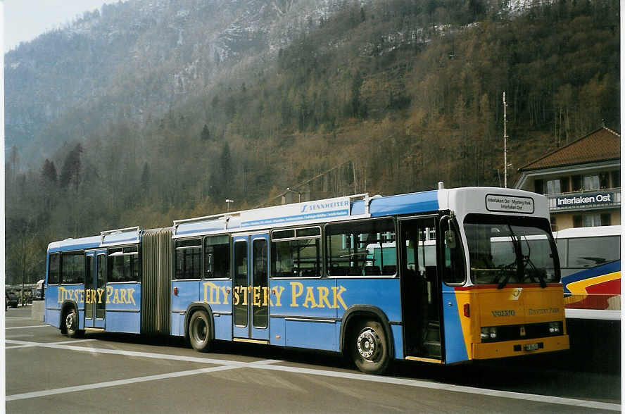 (066'402) - PostAuto Berner Oberland - BE 554'103 - Volvo/R&J (ex VB Biel Nr. 132) am 27. Mrz 2004 beim Bahnhof Interlaken Ost