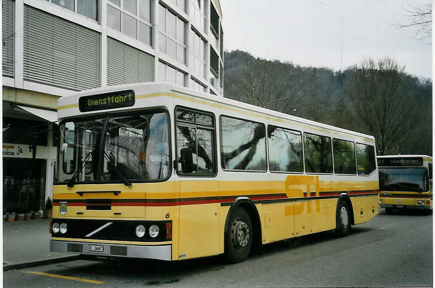 (066'410) - STI Thun - Nr. 6/BE 26'667 - Volvo/FHS (ex TSG Blumenstein Nr. 6) am 4. April 2004 bei der Schifflndte Thun