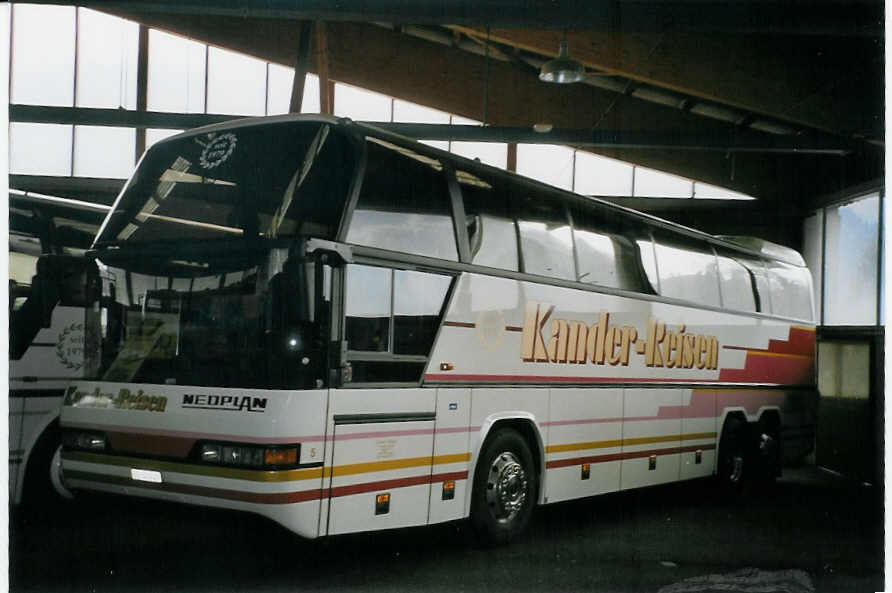 (066'511) - Kander-Reisen, Frutigen - Nr. 5/BE 44'948 - Neoplan am 17. April 2004 in Frutigen, Markthalle