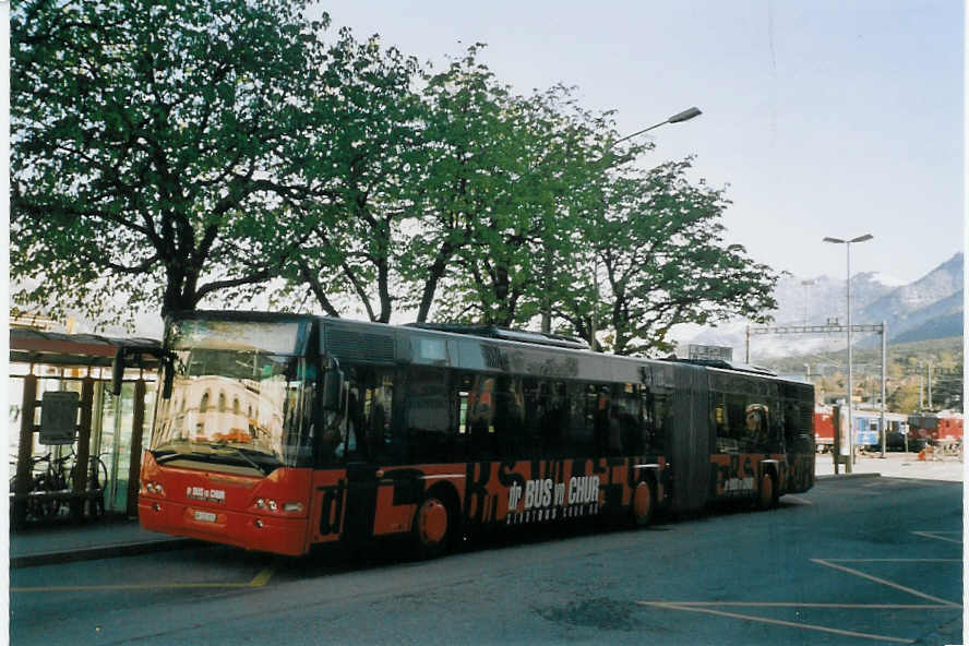 (066'625) - SBC Chur - Nr. 55/GR 155'855 - Neoplan am 20. April 2004 beim Bahnhof Chur