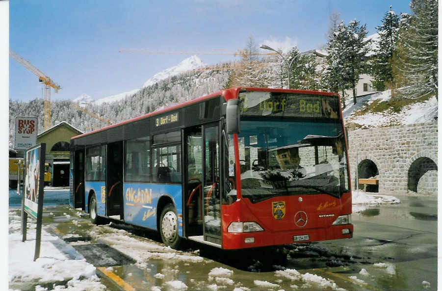 (066'634) - Chrisma, St. Moritz - Nr. 1/GR 154'397 - Mercedes am 20. April 2004 beim Bahnhof St. Moritz