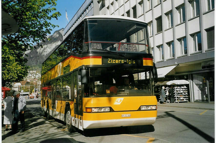 (066'726) - PostAuto Graubnden - GR 102'368 - Neoplan (ex P 27'805) am 20. April 2004 beim Bahnhof Chur