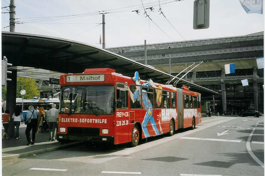(066'916) - VBL Luzern - Nr. 198 - NAW/Hess Gelenktrolleybus am 22. April 2004 beim Bahnhof Luzern