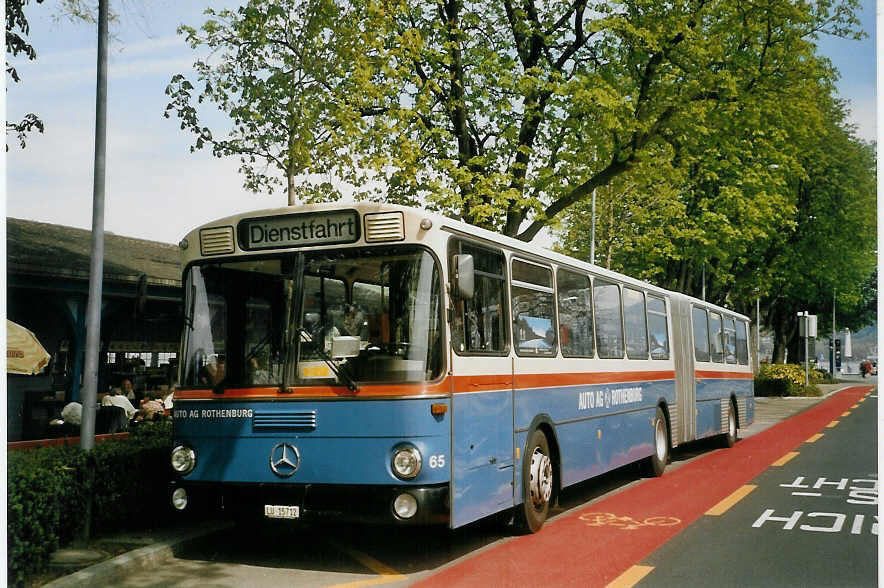 (066'920) - AAGR Rothenburg - Nr. 65/LU 15'712 - Mercedes am 22. April 2004 beim Bahnhof Luzern
