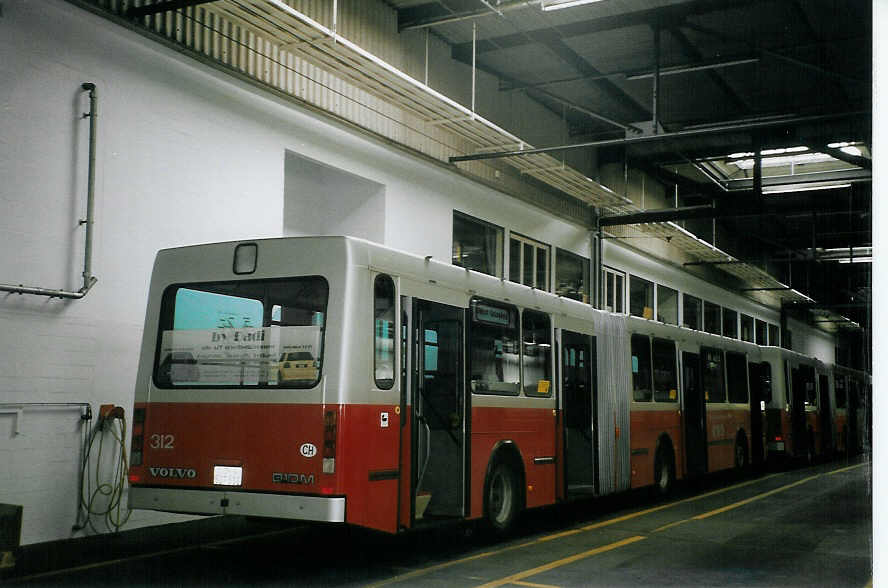 (067'102) - WV Winterthur - Nr. 312/ZH 527'312 - Volvo/Hess am 24. April 2004 in Winterthur, Depot Grzefeld