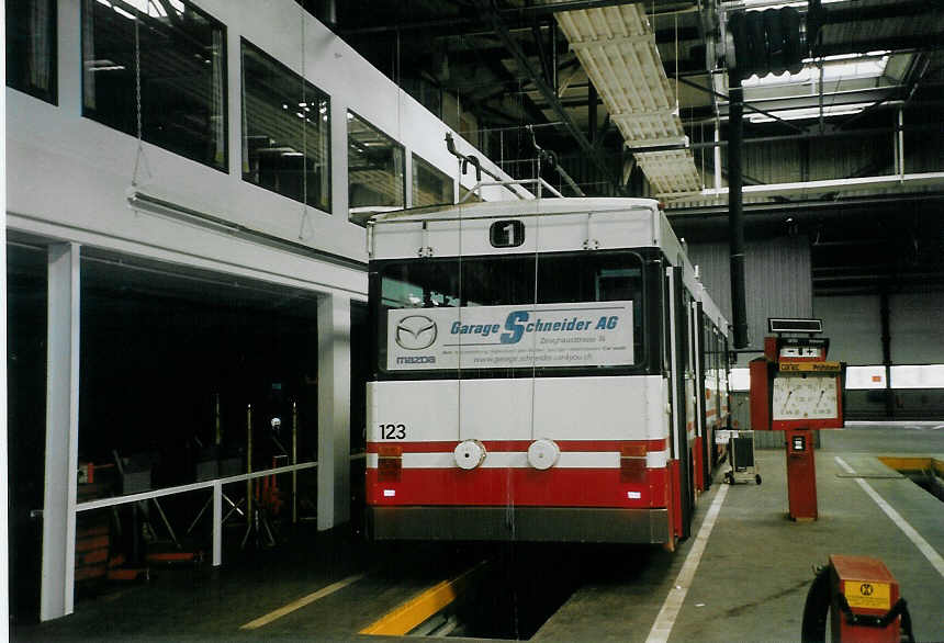 (067'114) - WV Winterthur - Nr. 123 - Saurer/FHS Gelenktrolleybus am 24. April 2004 in Winterthur, Depot Grzefeld