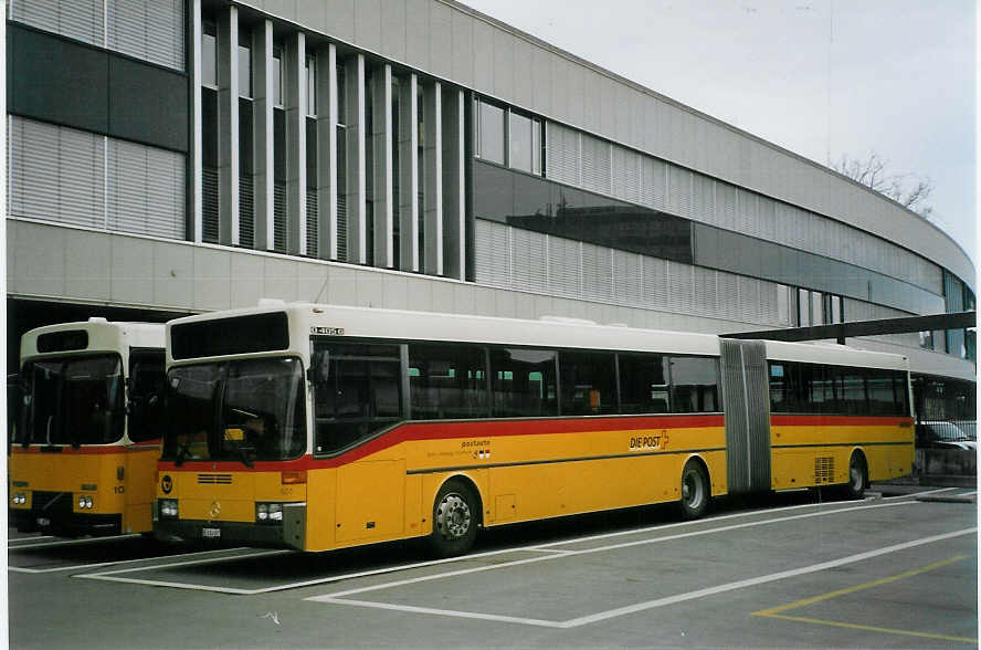 (067'301) - PostAuto Bern-Freiburg-Solothurn - Nr. 601/BE 614'087 - Mercedes (ex P 27'722) am 1. Mai 2004 in Bern, Postautostation