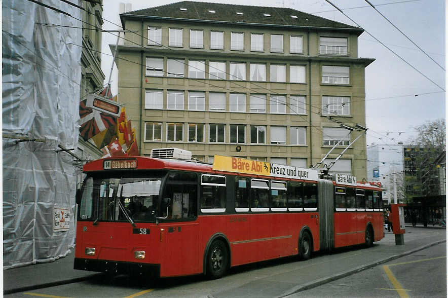 (067'304) - Bernmobil, Bern - Nr. 58 - FBW/Hess Gelenktrolleybus am 1. Mai 2004 beim Bahnhof Bern