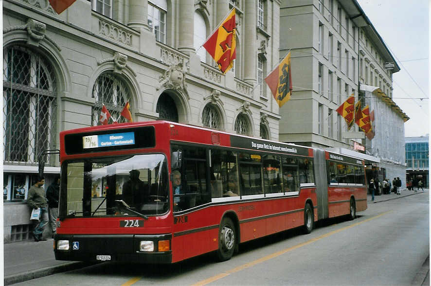 (067'305) - Bernmobil, Bern - Nr. 224/BE 513'224 - MAN am 1. Mai 2004 beim Bahnhof Bern