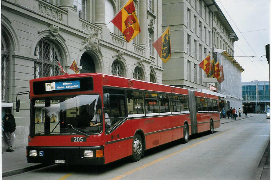 (067'308) - Bernmobil, Bern - Nr. 205/BE 500'205 - MAN am 1. Mai 2004 beim Bahnhof Bern