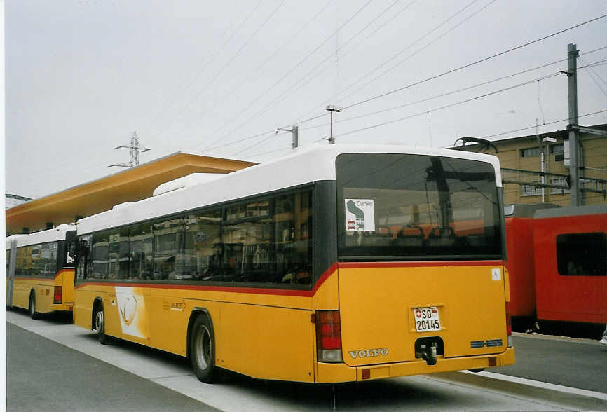 (067'506) - Steiner, Messen - SO 20'145 - Volvo/Hess am 13. Mai 2004 beim Bahnhof Zollikofen