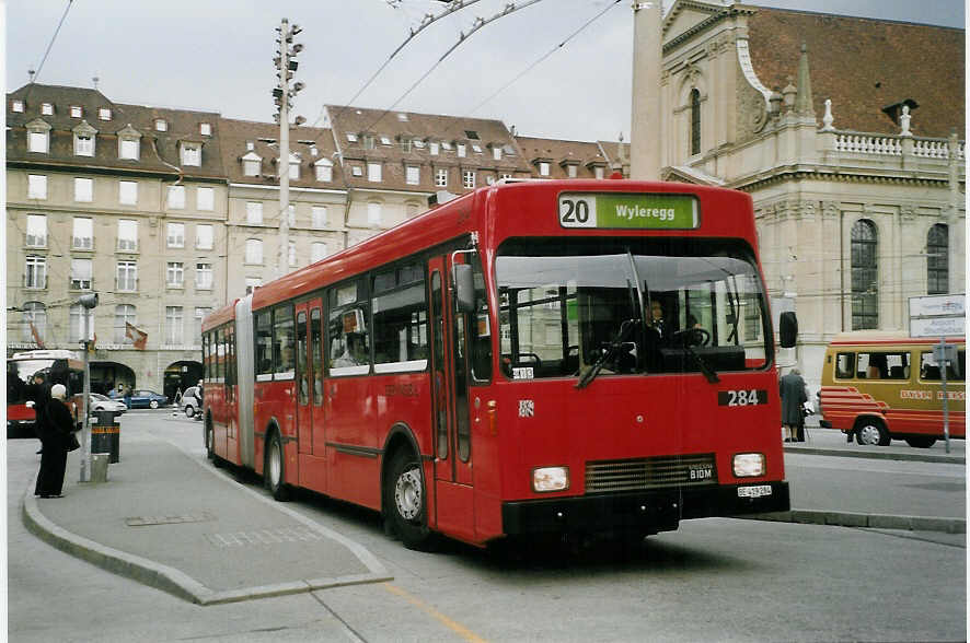 (067'522) - Bernmobil, Bern - Nr. 284/BE 419'284 - Volvo/R&J-Hess-Gangloff am 13. Mai 2004 beim Bahnhof Bern