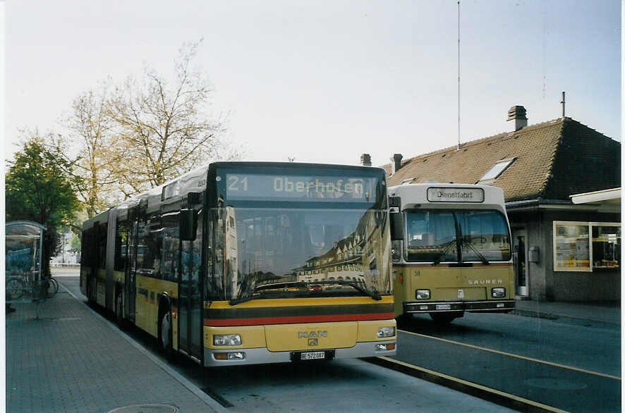 (067'532) - STI Thun - Nr. 87/BE 572'087 - MAN am 15. Mai 2004 beim Bahnhof Thun