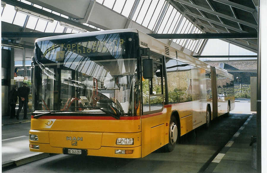 (067'604) - Steiner, Ortschwaben - Nr. 3/BE 143'287 - MAN am 17. Mai 2004 in Bern, Postautostation